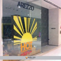 Adesivo de Recorte Aplicado em Vidro para Decoração de Vitrine 